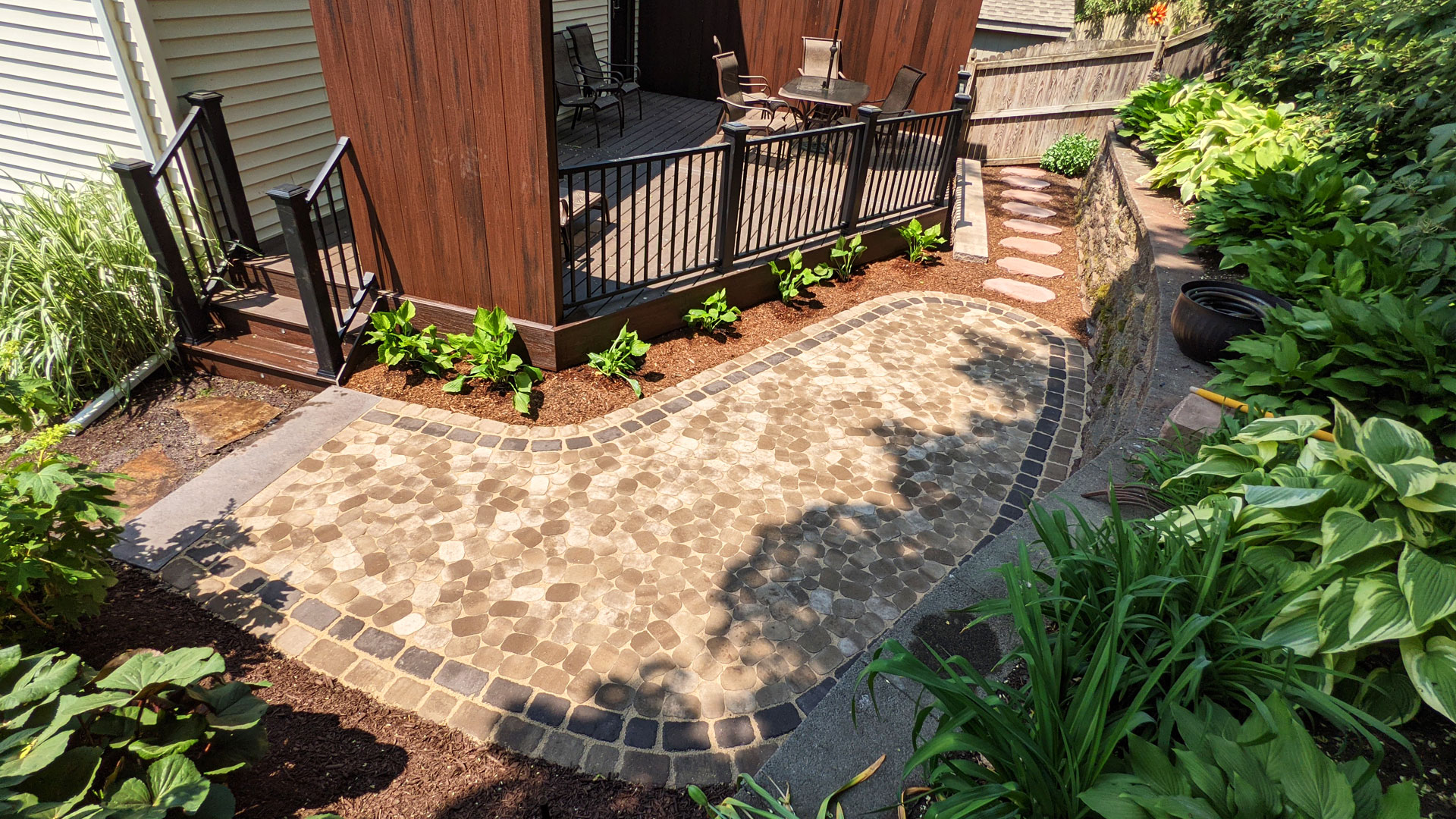 Patio using cobblestone style pavers